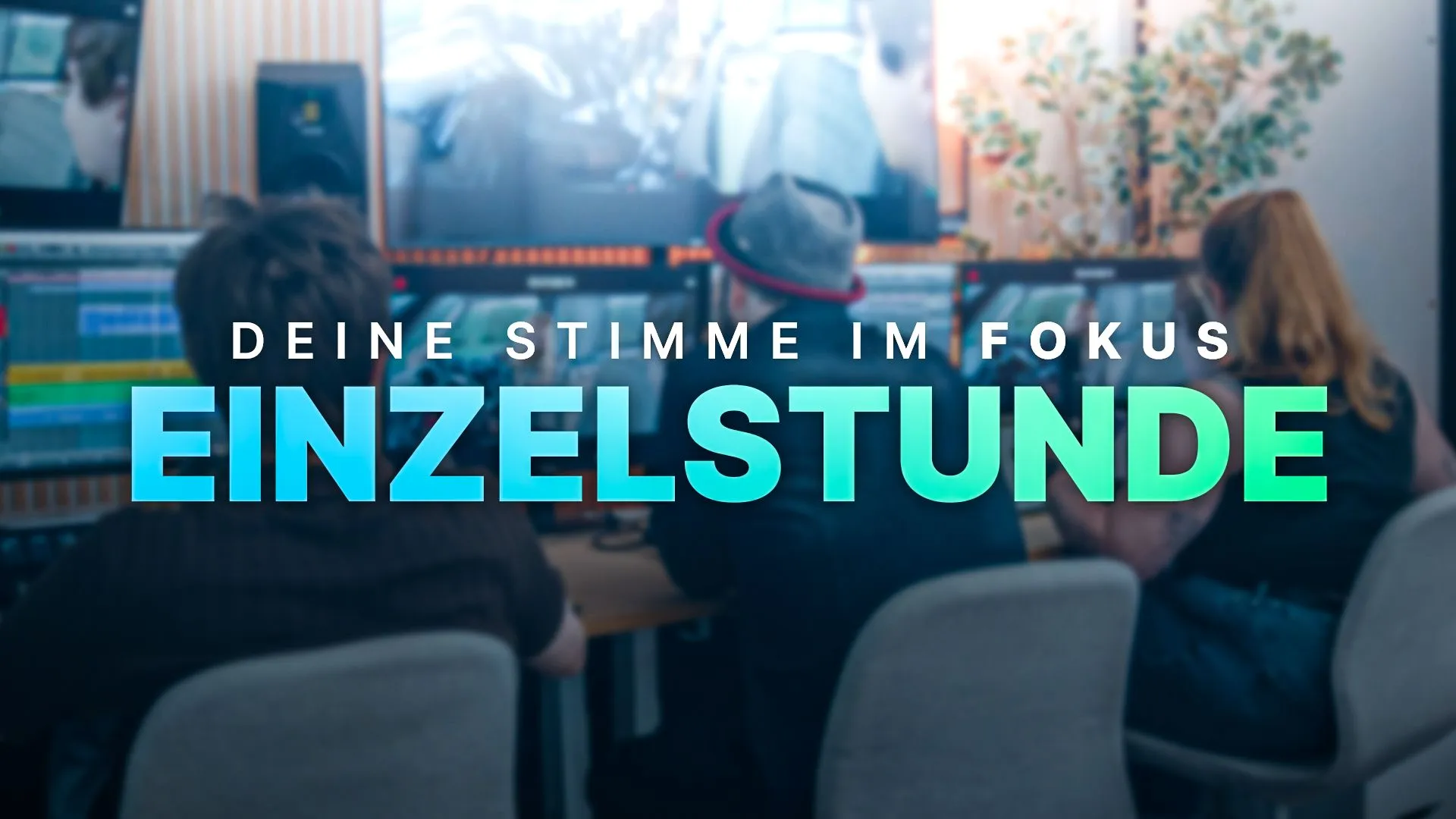 Drei Personen sitzen in einem Tonstudio vor Monitoren und der Text "DEINE STIMME IM FOKUS EINZELSTUNDE" ist in der Mitte des Bildes zu sehen.