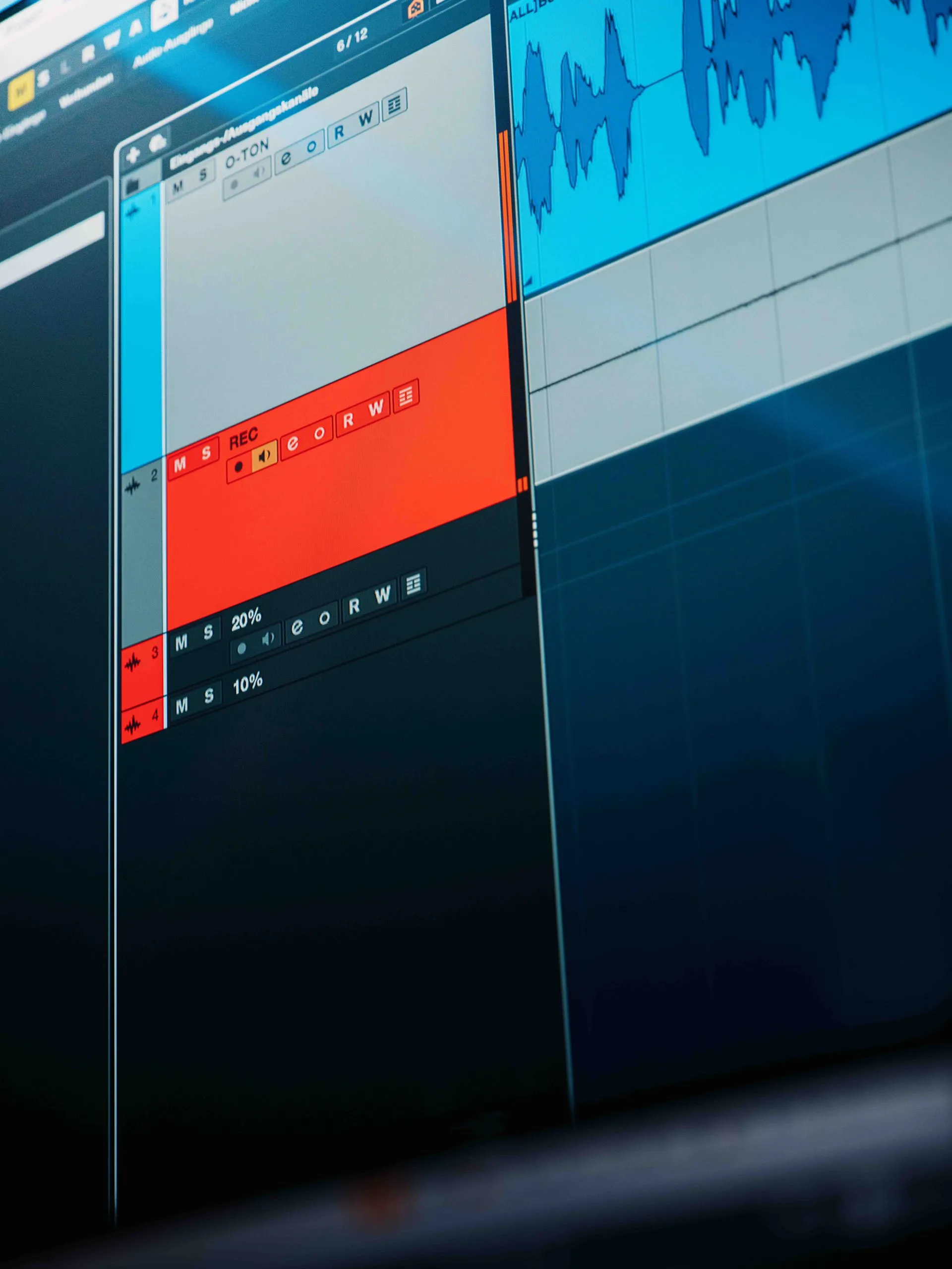 Eine Tonbearbeitungssoftware zeigt eine Wellenform und verschiedene Spuren mit Aufnahme- und Wiedergabeoptionen.